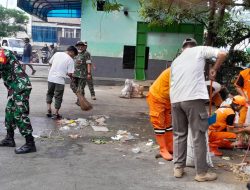 Babinsa Bersama Satpol PP dan PPSU Cibubur Bersihkan Sampah Lingkungan