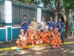 Bhabinkamtibmas Kelurahan Pasar Baru Peduli Lingkungan Bersama Unsur Tiga Pilar