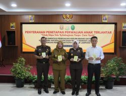 Penyerahan Penetapan Perwalian, Buku Saku Karya JPN dan Penghargaan Walikota Ke Kajari Bandar Lampung 
