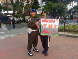 Di HUT TNI ke-79 Polisi Orasi di Patung Kuda 