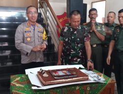 Kapolres Metro Jakarta Timur Berikan Surprise ke Kodim 0505/JT Pada HUT TNI ke-79