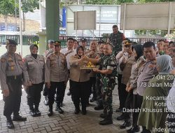 Kapolsek Jatinegara Berikan Surprise Ucapan Dirgahayu TNI ke-79 ke Koramil 01/Jatinegara