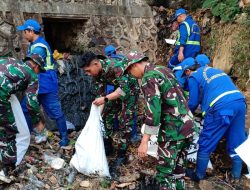 HUT ke-79 TNI, Koramil 02/Matraman Bersih-bersih Sungai Ciliwung