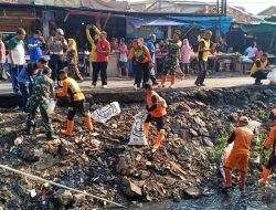 Jumat Bersih, Koramil Cakung Bersama Forkopimcam Giat Karya Bhakti Bersihkan Kali Malang