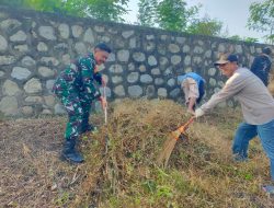 Sinergi Babinsa Koramil 11/Pebayuran Kodim 0509/Kab. Bekasi dan Warga Desa Karangsegar dalam Jumat Bersih di Kampung Babakan Rengas