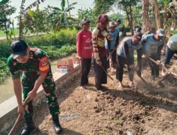 Antisipasi Wabah Penyakit di Musim Hujan, Babinsa Koramil 10/Sukatani Gelar Kerja Bakti di Desa Sukaraja