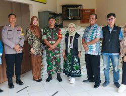 Bhabinkamtibmas dan Babinsa Kawal Penyaluran Bantuan Beras 10 Kg di Mustikasari