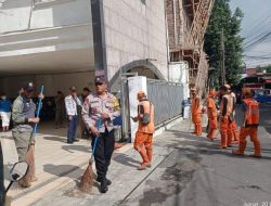 Kerja Bakti Sosial Jelang Nataru, Bhabinkamtibmas dan Tiga Pilar Bersatu Bersihkan Gereja Methodist Johar Baru