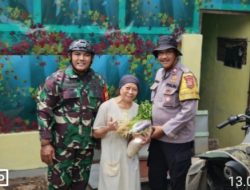 Doa Tulus dari Lansia untuk Pak Bhabin yang Berbagi Sembako