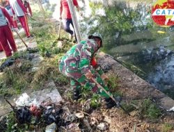 Antisipasi Banjir Puluhan Babinsa, Polisi, dan Aparatur Desa Bersihkan Sampah di Kali Ulu