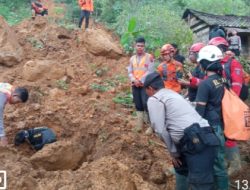Brimob Bergerak Bantu Evakuasi Korban Banjir dan Longsor di Jateng
