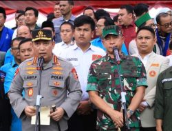 Kapolri dan Panglima TNI Bagikan 161.411 Paket Bansos Jelang Ramadan