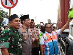 Sinergi TNI – Polri Bagikan Takjil Kepada Masyarakat     