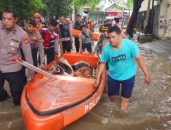 Polisi Evakuasi Lansia Korban Terdampak Banjir di Cengkareng