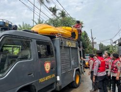 TNI-Polri Bantu Evakuasi Korban Banjir 1,5 Meter yang Mau Cuci Darah