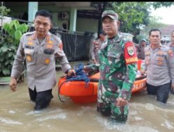 Polri-TNI Bagikan Makanan ke Warga Terdampak Banjir di Sawangan, Depok