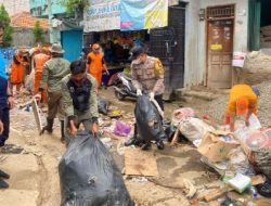 Bhabinkamtibmas Bidaracina Bersama Tiga Pilar Laksanakan Kerja Bakti Pasca Banjir di Tanjung Lengkong