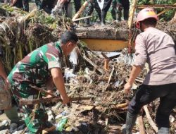 Sinergi Polres Sukabumi dan TNI Bersihkan Kp. Gumelar yang Terdampak Banjir  