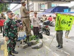 Tiga Pilar Tertibkan Atribut Ormas di Wilayah Pulogadung