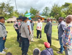 Cegah Bentrokan, Satgas Ops Damai Cartenz Bersama Polres Jayawijaya Berhasil Redam Keributan Dua Kelompok Jemaat Gereja 