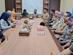 Tiga Pilar Kecamatan Pulogadung Berikan Kejutan Kue Ulang Tahun di HUT Bhayangkara ke-79 Tahun 2025