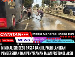 Minimalisir Debu Pasca Banjir, Polri Lakukan Pembersihan dan Penyiraman Jalan Protokol Aceh Tamiang