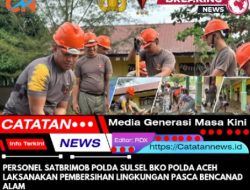 Personel Satbrimob Polda Sulsel BKO Polda Aceh Laksanakan Pembersihan Lingkungan Pasca Bencanad Alam