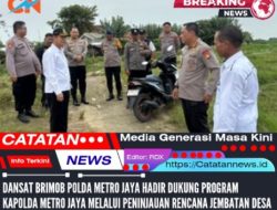 Dansat Brimob Polda Metro Jaya Hadir Dukung Program Kapolda Metro Jaya Melalui Peninjauan Rencana Jembatan Desa
