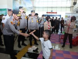 Kapolda Metro Jaya Sapa Anak-anak di Terminal Pulogebang, Bagikan Cokelat di Ruang Ramah Anak