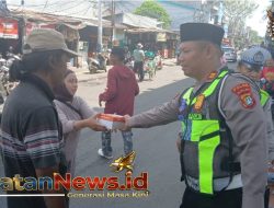 Jumat Berkah, Satlantas Tambora Bagikan Nasi Kotak untuk Warga di Tambora