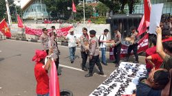Ditengah Aksi Penyampaian Aspirasi, Polisi Bagikan Air Mineral dan Snack untuk Massa