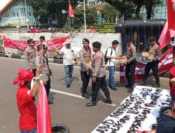 Ditengah Aksi Penyampaian Aspirasi, Polisi Bagikan Air Mineral dan Snack untuk Massa