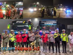 Polres Sukabumi Kawal Pemberangkatan 4.660 Buruh ke Monas, Kapolres: Jaga Ketertiban dan Nama Baik Daerah
