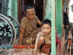 Dinsos Kabupaten Bogor Salurkan Kursi Roda untuk Penyandang Disabilitas di Cigombong, Ibu Tunggal: Semoga Anak Saya Bisa Sekolah
