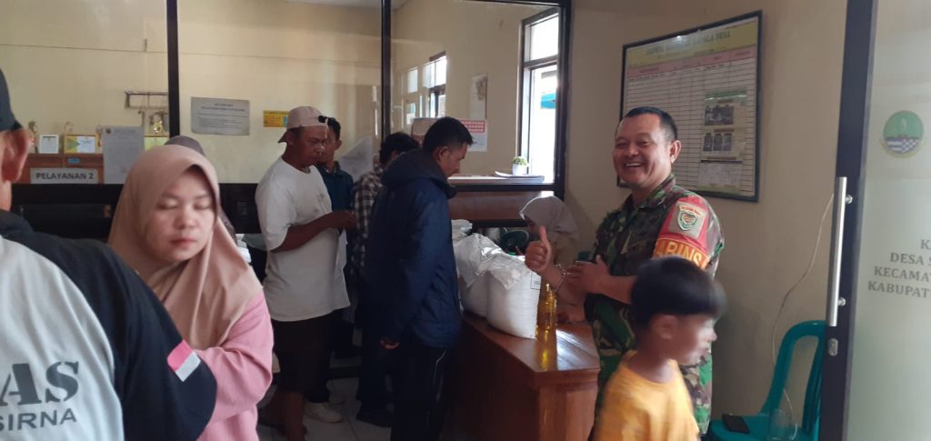 Bansos Sembako Cair di Desa Sukasirna Cibadak, 1.587 KPM Terima Beras & Minyak Goreng