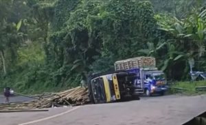 Truk ODOL Terguling di Tanjakan Baeud Warungkiara, Lalin Sukabumi-Palabuhanratu Lancar