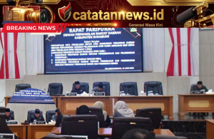 Paripurna DPRD Sukabumi: Wabup Sukabumi Sampaikan Nota Bupati, APBD 2025 Raih WTP ke-12 + Surplus RP147 M