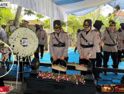 Polwan Polda Metro Jaya Ziarah dan Tabur Bunga di TPBU Giri Tama Bogor